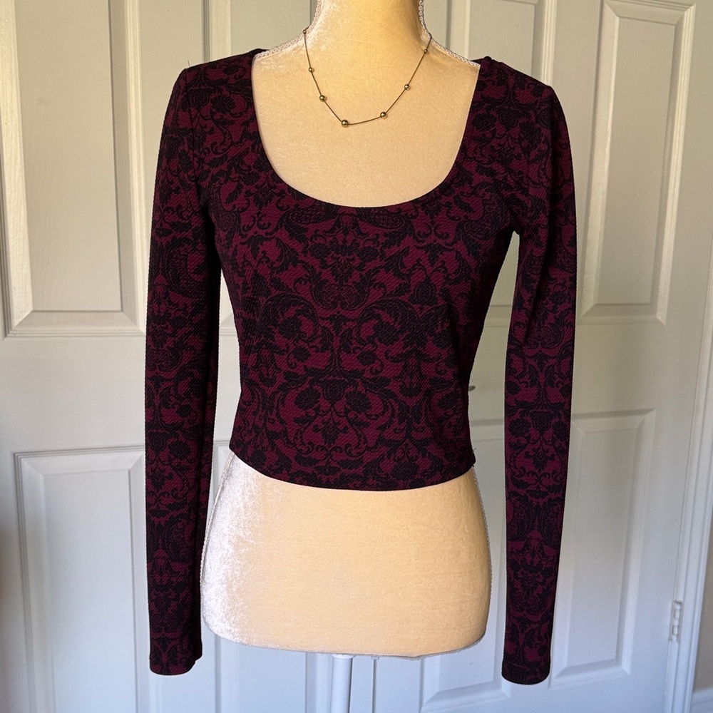 XXI Forever 21 Elegant Black and Red/ Burgundy Waffle Textured Crop Top NWOT - Picture 3 of 14
